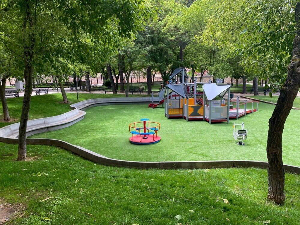 Projetos de parques e playground utilizando grama sintética são cada vez mais comuns. Uma solução eficiente a descomplicada para revestimentos de áreas proporcionando segurança e conforto.