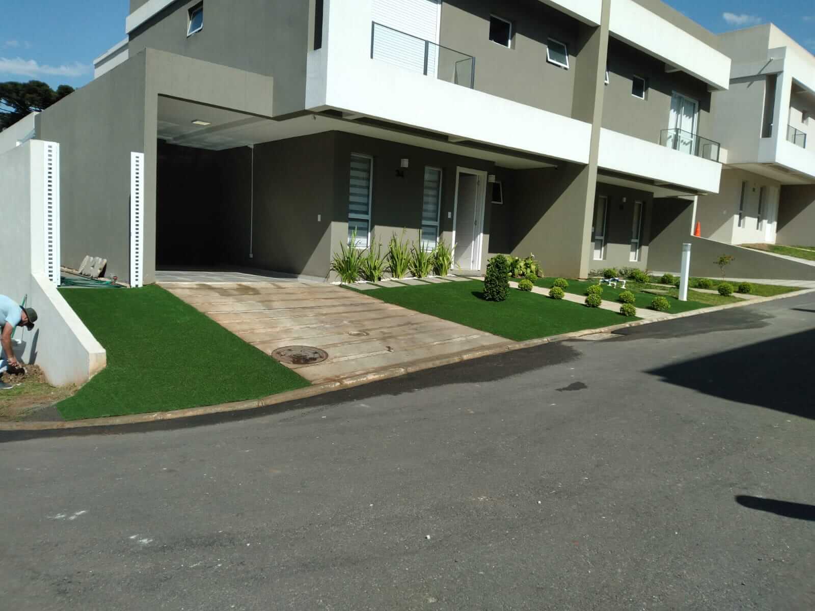 Grama sintética instalada em residência, projeto executado em área externa e frontal de residência alto padrão.